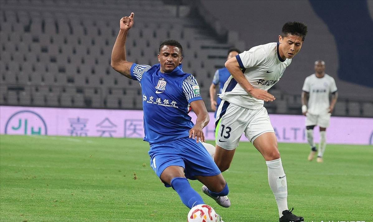 比赛中出现争议判罚,影响战局走势 比赛中出现争议判罚,影响战局走势